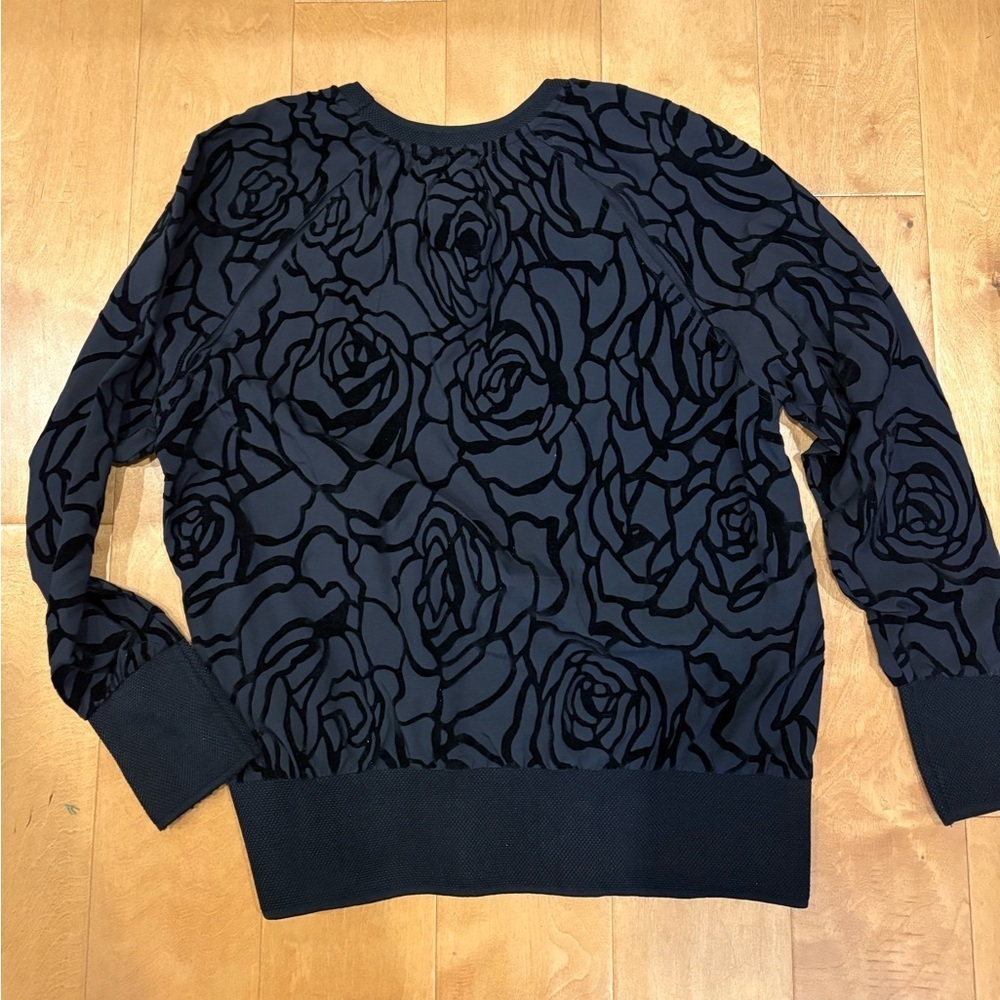 Fabletics velvet roses Lola top black sz L - Picture 3 of 5